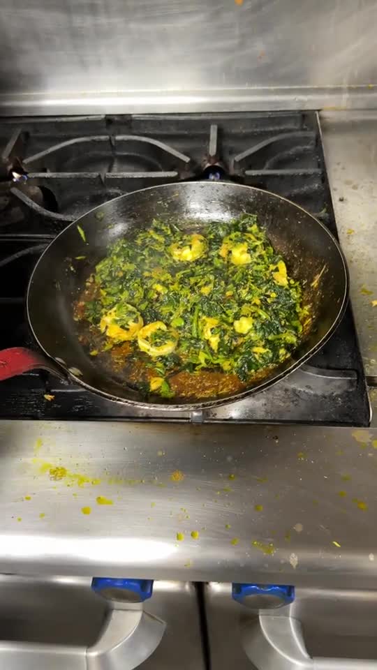 Food cooking in an Akadi pan